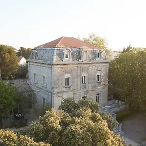 Hotel Logis - Restaurant Les Cedres, Villeneuve-les-Avignon
