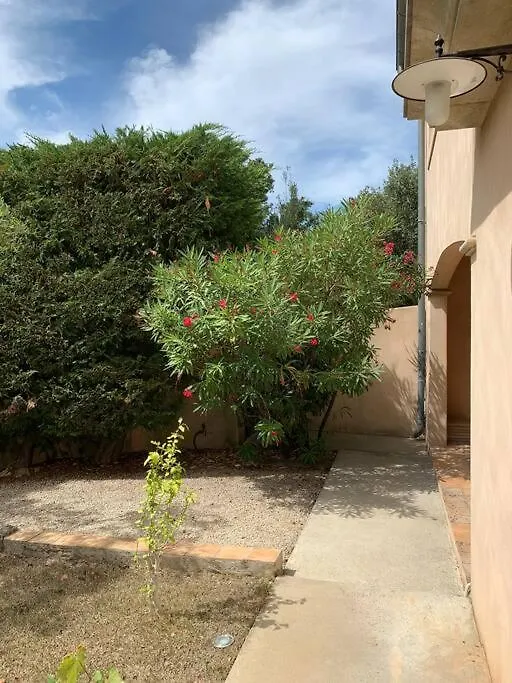 Studio En Rez-De-Jardin Arbore Avec Acces Piscine Et Clim Villeneuve-les-Avignon 0*,  France